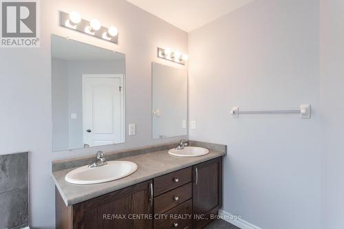 14 Hayes Street S, London, ON - Indoor Photo Showing Bathroom