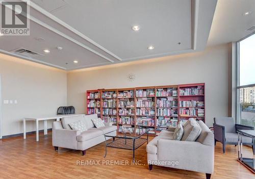 811 - 9 George Street N, Brampton, ON - Indoor Photo Showing Living Room