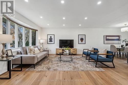 20 Suburban Drive, Mississauga, ON - Indoor Photo Showing Living Room