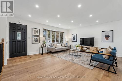 20 Suburban Drive, Mississauga, ON - Indoor Photo Showing Living Room