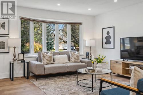 20 Suburban Drive, Mississauga, ON - Indoor Photo Showing Living Room