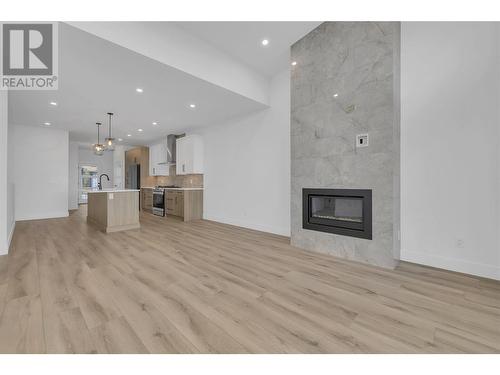 2835 Canyon Crest Drive Unit# 2, West Kelowna, BC - Indoor Photo Showing Living Room With Fireplace