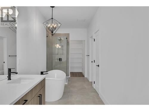 2835 Canyon Crest Drive Unit# 2, West Kelowna, BC - Indoor Photo Showing Bathroom