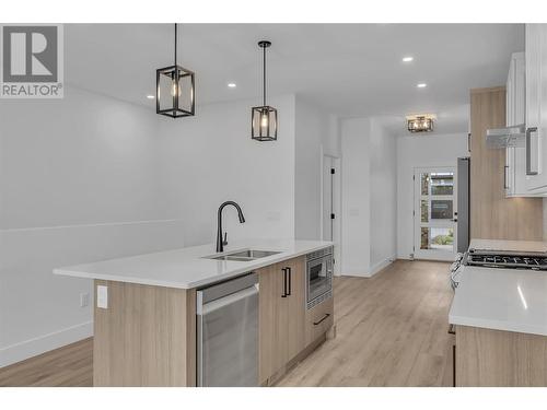 2835 Canyon Crest Drive Unit# 2, West Kelowna, BC - Indoor Photo Showing Kitchen With Double Sink