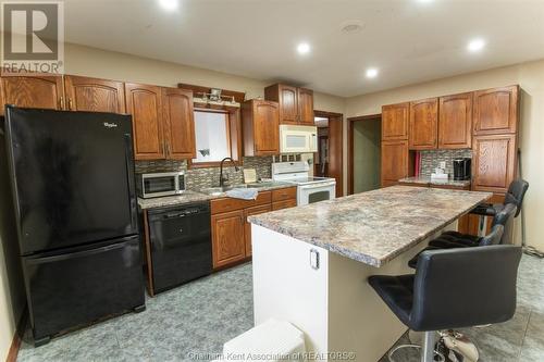 667 Wallace Street, Wallaceburg, ON - Indoor Photo Showing Kitchen