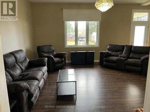 21 Jacques Avenue, Fauquier-Strickland, ON - Indoor Photo Showing Living Room