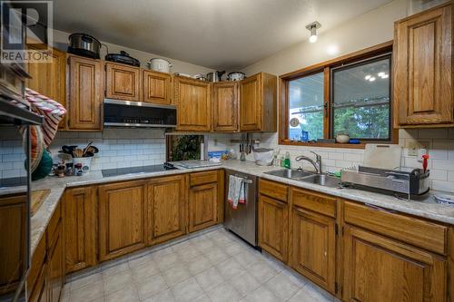 775 Dargie Place, Prince George, BC - Indoor Photo Showing Kitchen With Double Sink