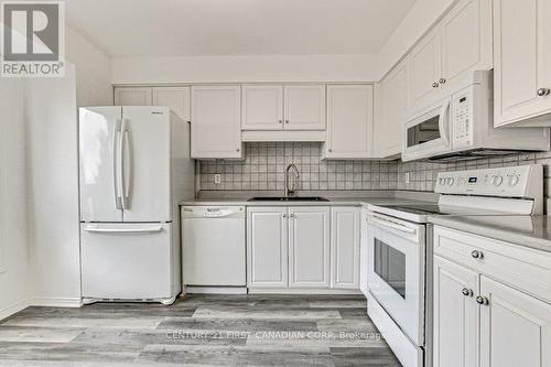 40 - 1990 Wavell Street, London, ON - Indoor Photo Showing Kitchen