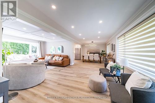 851 Swiss Heights, Oshawa (Pinecrest), ON - Indoor Photo Showing Living Room