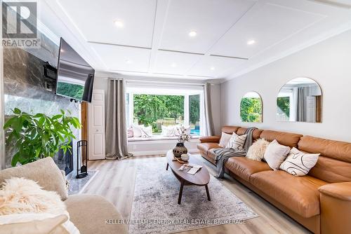 851 Swiss Heights, Oshawa (Pinecrest), ON - Indoor Photo Showing Living Room