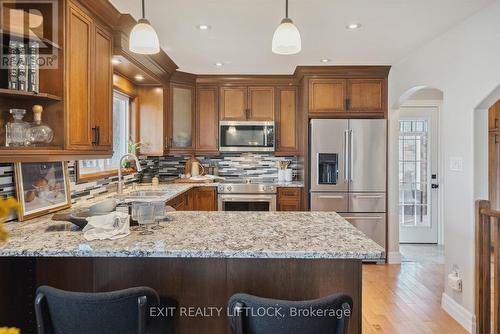 577 Spillsbury Drive, Peterborough (Otonabee), ON - Indoor Photo Showing Kitchen With Double Sink With Upgraded Kitchen