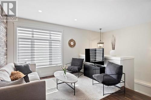 741 Brownstone, Lakeshore, ON - Indoor Photo Showing Living Room