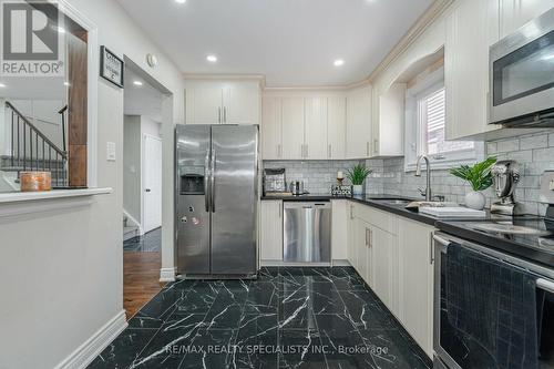 106 Horton Crescent, Brampton, ON - Indoor Photo Showing Kitchen With Upgraded Kitchen