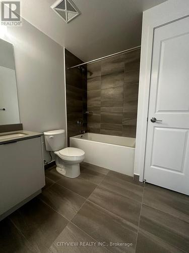 1002 - 202 Burnhamthorpe Road E, Mississauga, ON - Indoor Photo Showing Bathroom