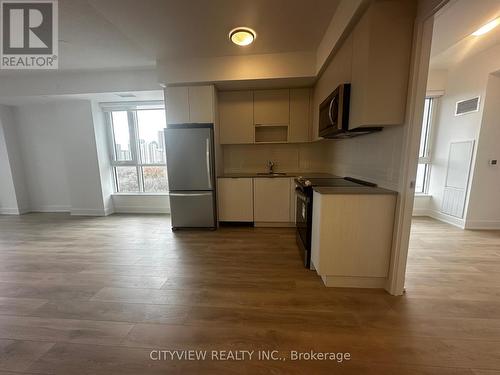 1002 - 202 Burnhamthorpe Road E, Mississauga, ON - Indoor Photo Showing Kitchen