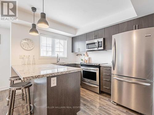 11 - 39 Hays Boulevard, Oakville, ON - Indoor Photo Showing Kitchen With Stainless Steel Kitchen With Upgraded Kitchen