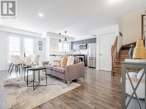 11 - 39 Hays Boulevard, Oakville, ON - Indoor Photo Showing Living Room