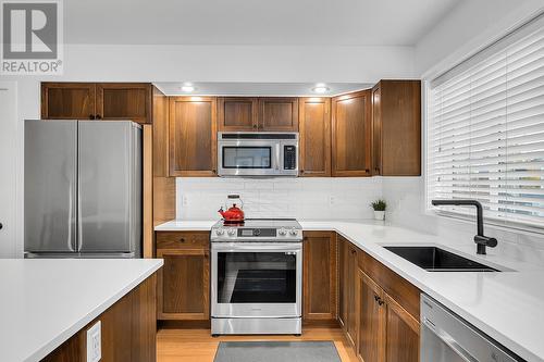 180 Mccurdy Road E Unit# 3, Kelowna, BC - Indoor Photo Showing Kitchen