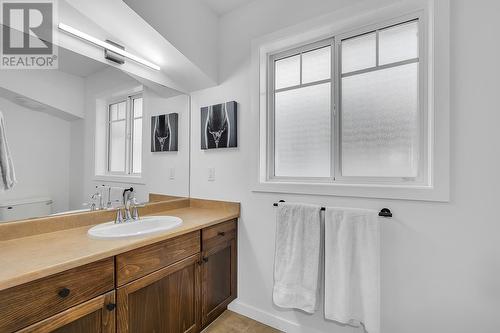 180 Mccurdy Road E Unit# 3, Kelowna, BC - Indoor Photo Showing Bathroom