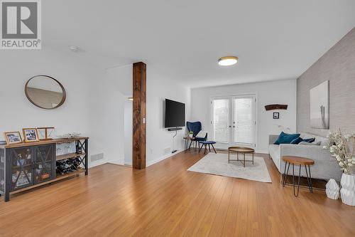 180 Mccurdy Road E Unit# 3, Kelowna, BC - Indoor Photo Showing Living Room