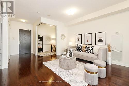 1613 - 770 Bay Street, Toronto, ON - Indoor Photo Showing Living Room