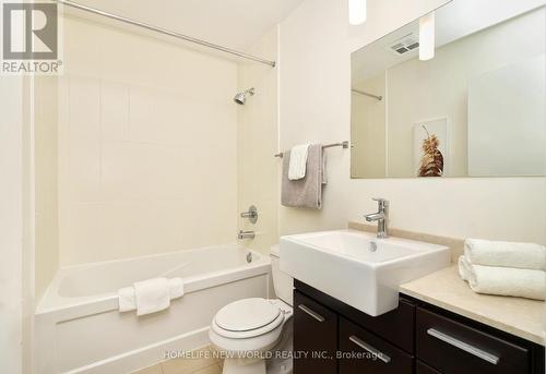 1613 - 770 Bay Street, Toronto, ON - Indoor Photo Showing Bathroom