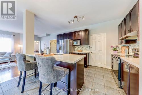 1547 Spencely Drive, Oshawa, ON - Indoor Photo Showing Kitchen With Upgraded Kitchen