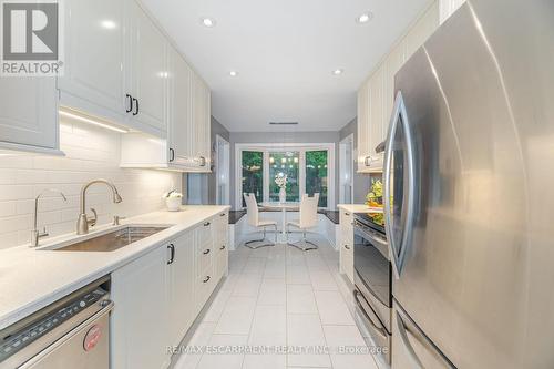 70 Lakecrest Trail, Brampton, ON - Indoor Photo Showing Kitchen With Upgraded Kitchen