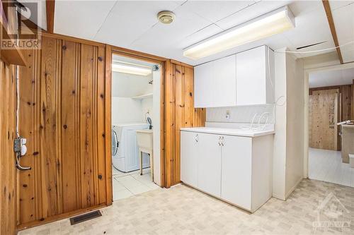 2725 Kelly Avenue, Ottawa, ON - Indoor Photo Showing Laundry Room