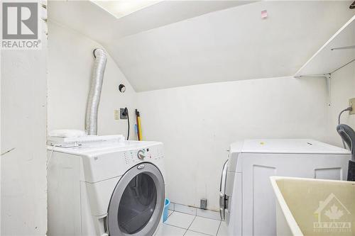 2725 Kelly Avenue, Ottawa, ON - Indoor Photo Showing Laundry Room