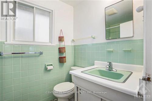 2725 Kelly Avenue, Ottawa, ON - Indoor Photo Showing Bathroom