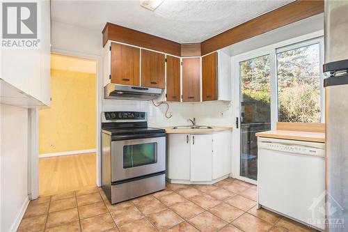 2725 Kelly Avenue, Ottawa, ON - Indoor Photo Showing Kitchen With Double Sink