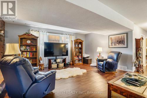 10996 Furnival Road, West Elgin (Rodney), ON - Indoor Photo Showing Living Room