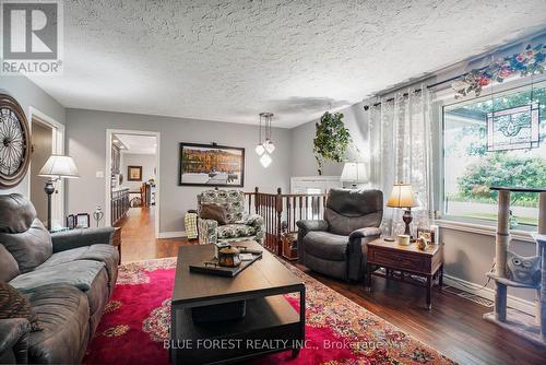 10996 Furnival Road, West Elgin (Rodney), ON - Indoor Photo Showing Living Room