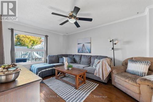 6 Chalk Court, Port Hope, ON - Indoor Photo Showing Living Room