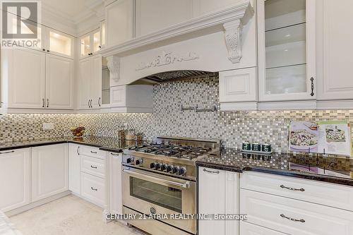 33 Winterport Court, Richmond Hill, ON - Indoor Photo Showing Kitchen With Upgraded Kitchen