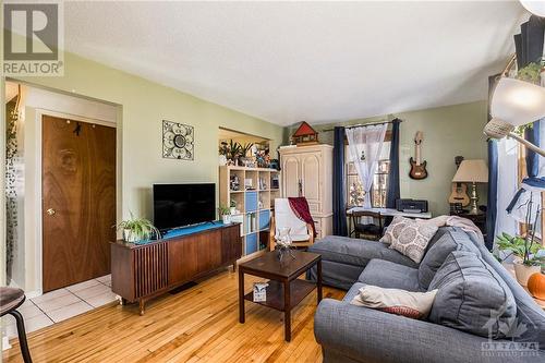 27 Harrold Place, Ottawa, ON - Indoor Photo Showing Living Room