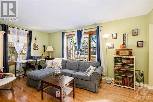 27 Harrold Place, Ottawa, ON - Indoor Photo Showing Living Room