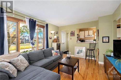 27 Harrold Place, Ottawa, ON - Indoor Photo Showing Living Room