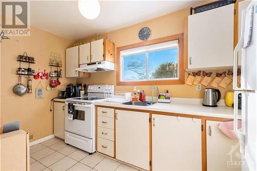 27 Harrold Place, Ottawa, ON - Indoor Photo Showing Kitchen