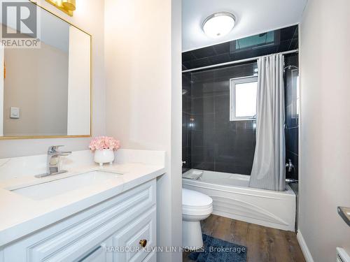 123 Wildwood Avenue, Richmond Hill, ON - Indoor Photo Showing Bathroom