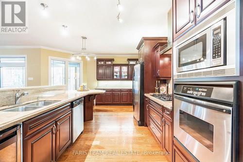 138 Knox Road E, Wasaga Beach, ON - Indoor Photo Showing Kitchen With Double Sink With Upgraded Kitchen