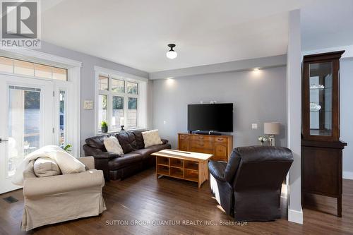 1300 Lakebreeze Drive, Mississauga, ON - Indoor Photo Showing Living Room