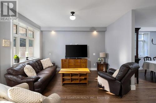 1300 Lakebreeze Drive, Mississauga, ON - Indoor Photo Showing Living Room