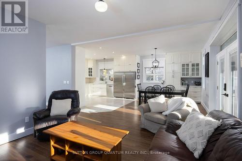 1300 Lakebreeze Drive, Mississauga, ON - Indoor Photo Showing Living Room