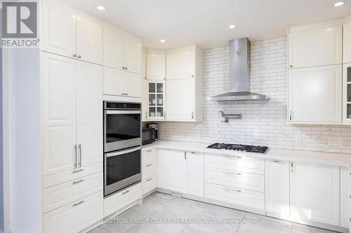 1300 Lakebreeze Drive, Mississauga, ON - Indoor Photo Showing Kitchen With Upgraded Kitchen