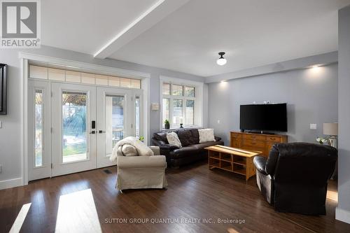 1300 Lakebreeze Drive, Mississauga, ON - Indoor Photo Showing Living Room