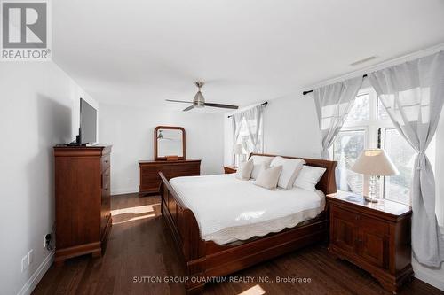 1300 Lakebreeze Drive, Mississauga, ON - Indoor Photo Showing Bedroom