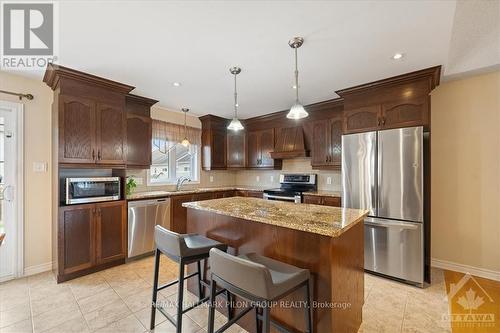 9 Pebblemill Lane, Russell, ON - Indoor Photo Showing Kitchen With Upgraded Kitchen