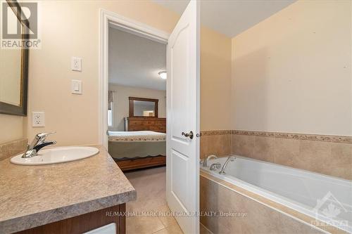 9 Pebblemill Lane, Russell, ON - Indoor Photo Showing Bathroom